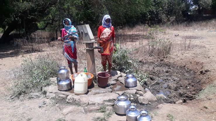 बाराशे लोकसंख्येचे गाव तीन महिन्यापासून पाण्यापासून वंचित, वयोवृद्ध मंडळींना पाण्यासाठी करावी लागते भटकंती 